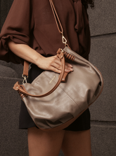 Bolsa Hobo Couro Cinza com Alças Caramelo