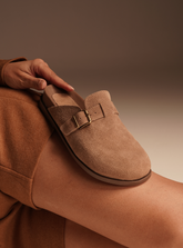 Clog Couro Camurça Areia Fivela