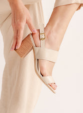 Sandália Salto Bloco em Couro Off White Tira Larga