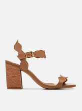 Sandália Salto Bloco em Couro Amêndoa Tira Fina Ondulada
