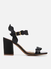 Sandália Salto Bloco em Couro Preta Tira Fina Ondulada