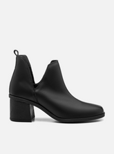 Bota em Couro Cano Médio Recortes Preto