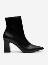 Bota Cano Curto em Couro Preto Bico Fino