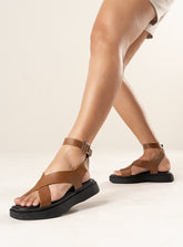 Flatform em Couro Tiras Cruzadas Bia Caramelo