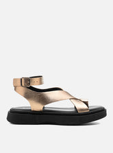 Flatform em Couro Tiras Cruzadas Bia Prata Velho