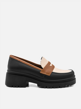 Mocassim em Couro Tratorado Preto Off White e Caramelo