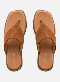 Rasteira em Couro Flat Gabi Camurça Caramelo