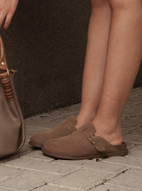 Clog em Couro Camurça Areia