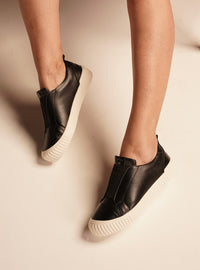 Tênis em Couro Slip On Olivia Preto