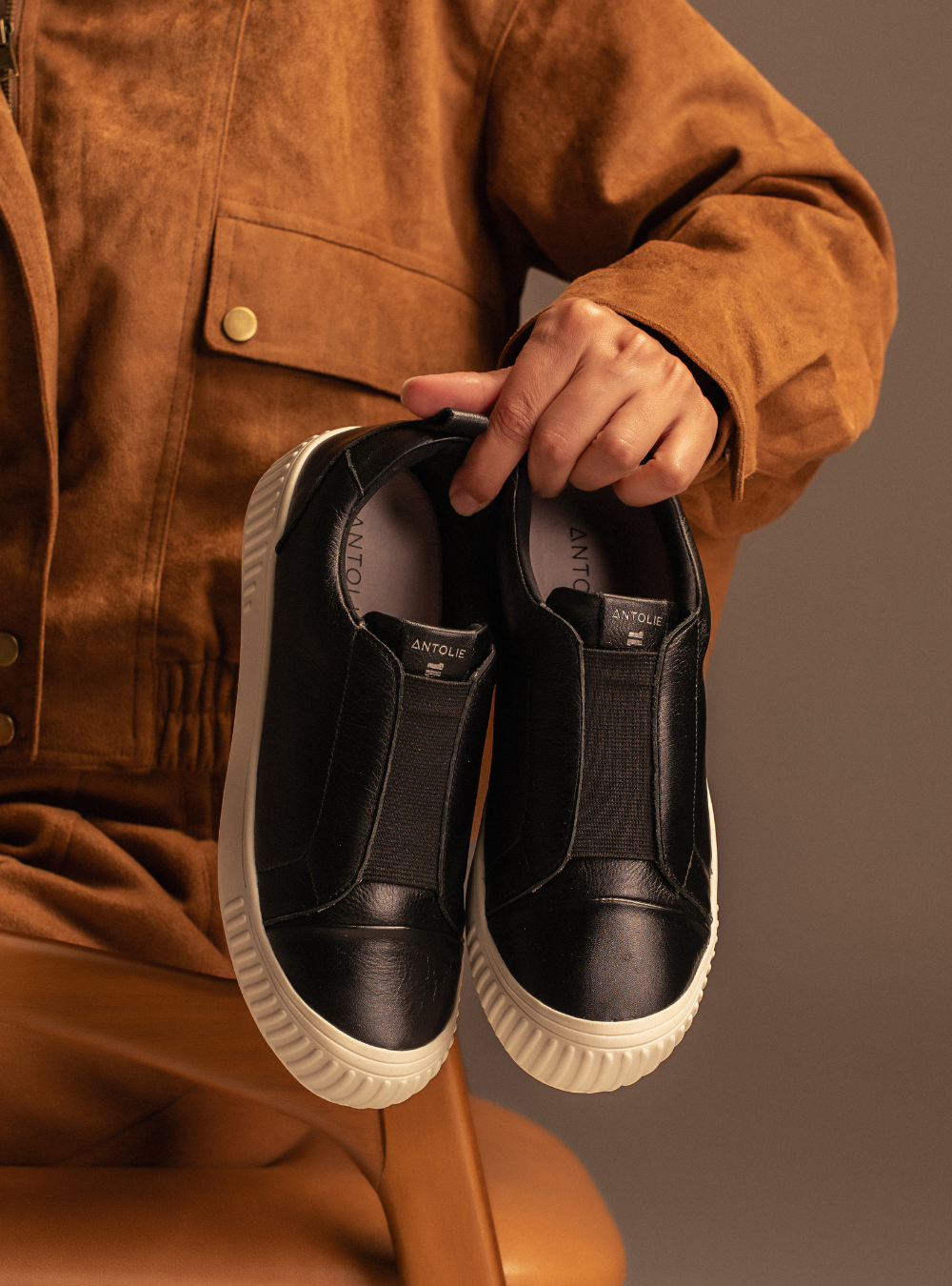 Tênis em Couro Slip On Olivia Preto