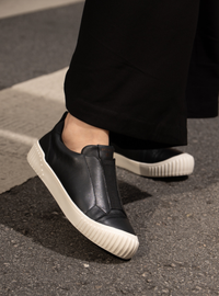 Tênis em Couro Slip On Olivia Preto