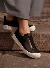 Tênis em Couro Slip On Olivia Preto