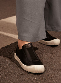 Tênis em Couro Slip On Olivia Preto