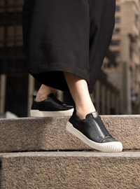 Tênis em Couro Slip On Olivia Preto