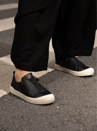 Tênis em Couro Slip On Olivia Preto