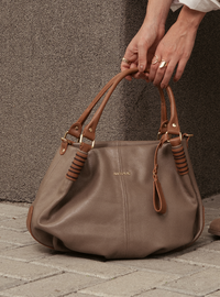 Bolsa Hobo Couro Cinza com Alças Caramelo