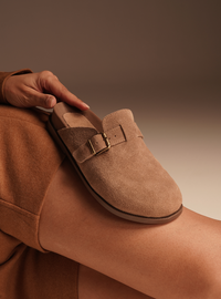 Clog em Couro Camurça Areia