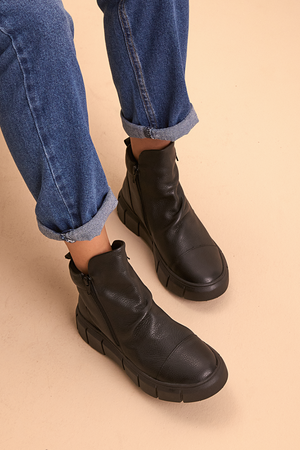 Tênis em Couro Cano Alto Jade Preto