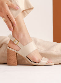 Sandália Salto Bloco em Couro Off White Tira Larga