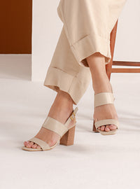 Sandália Salto Bloco em Couro Off White Tira Larga