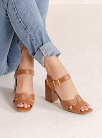 Sandália Salto Bloco em Couro Caramelo Tiras Enlace