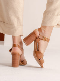 Sandália Salto Bloco em Couro Caramelo Tiras Enlace