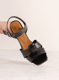 Sandália Salto Bloco em Couro Preta Tiras Enlace