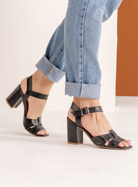 Sandália Salto Bloco em Couro Preta Tiras Enlace