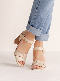 Sandália Salto Bloco em Couro Off White Tiras Enlace