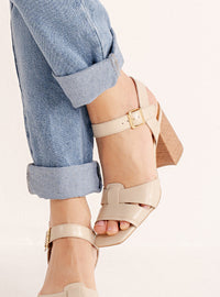 Sandália Salto Bloco em Couro Off White Tiras Enlace