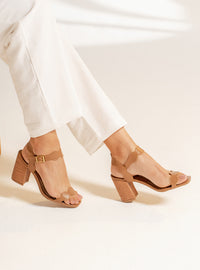 Sandália Salto Bloco em Couro Amêndoa Tira Fina Ondulada