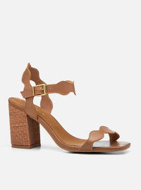 Sandália Salto Bloco em Couro Amêndoa Tira Fina Ondulada