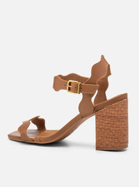 Sandália Salto Bloco em Couro Amêndoa Tira Fina Ondulada