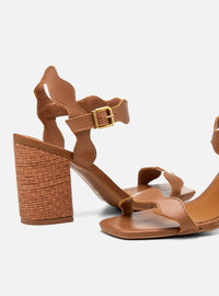 Sandália Salto Bloco em Couro Amêndoa Tira Fina Ondulada