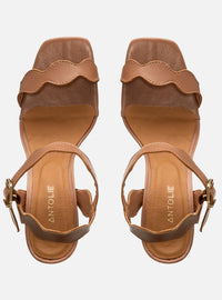 Sandália Salto Bloco em Couro Amêndoa Tira Fina Ondulada