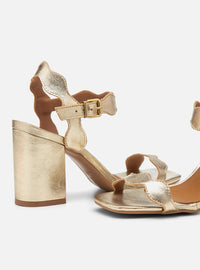 Sandália Salto Bloco em Couro Dourada Tira Fina Ondulada