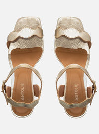 Sandália Salto Bloco em Couro Dourada Tira Fina Ondulada