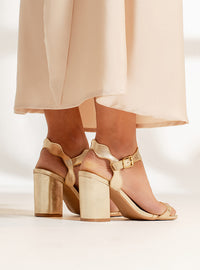 Sandália Salto Bloco em Couro Dourada Tira Fina Ondulada