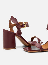 Sandália Salto Bloco em Couro Bordô Tira Fina Ondulada