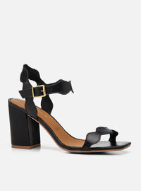 Sandália Salto Bloco em Couro Preta Tira Fina Ondulada