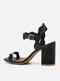 Sandália Salto Bloco em Couro Preta Tira Fina Ondulada