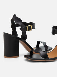 Sandália Salto Bloco em Couro Preta Tira Fina Ondulada