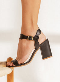 Sandália Salto Bloco em Couro Preta Tira Fina Ondulada