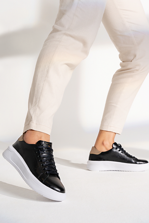 Tênis Couro Preto Detalhe Dourado Sport