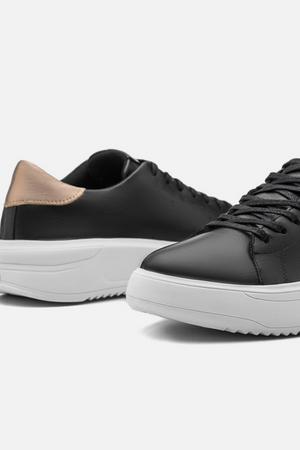 Tênis Couro Preto Detalhe Dourado Sport