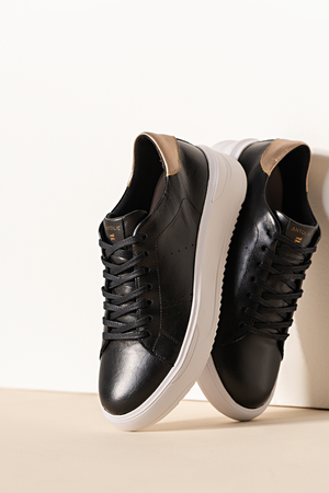 Tênis Couro Preto Detalhe Dourado Sport