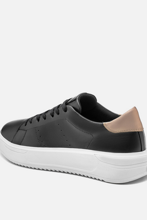Tênis Couro Preto Detalhe Dourado Sport