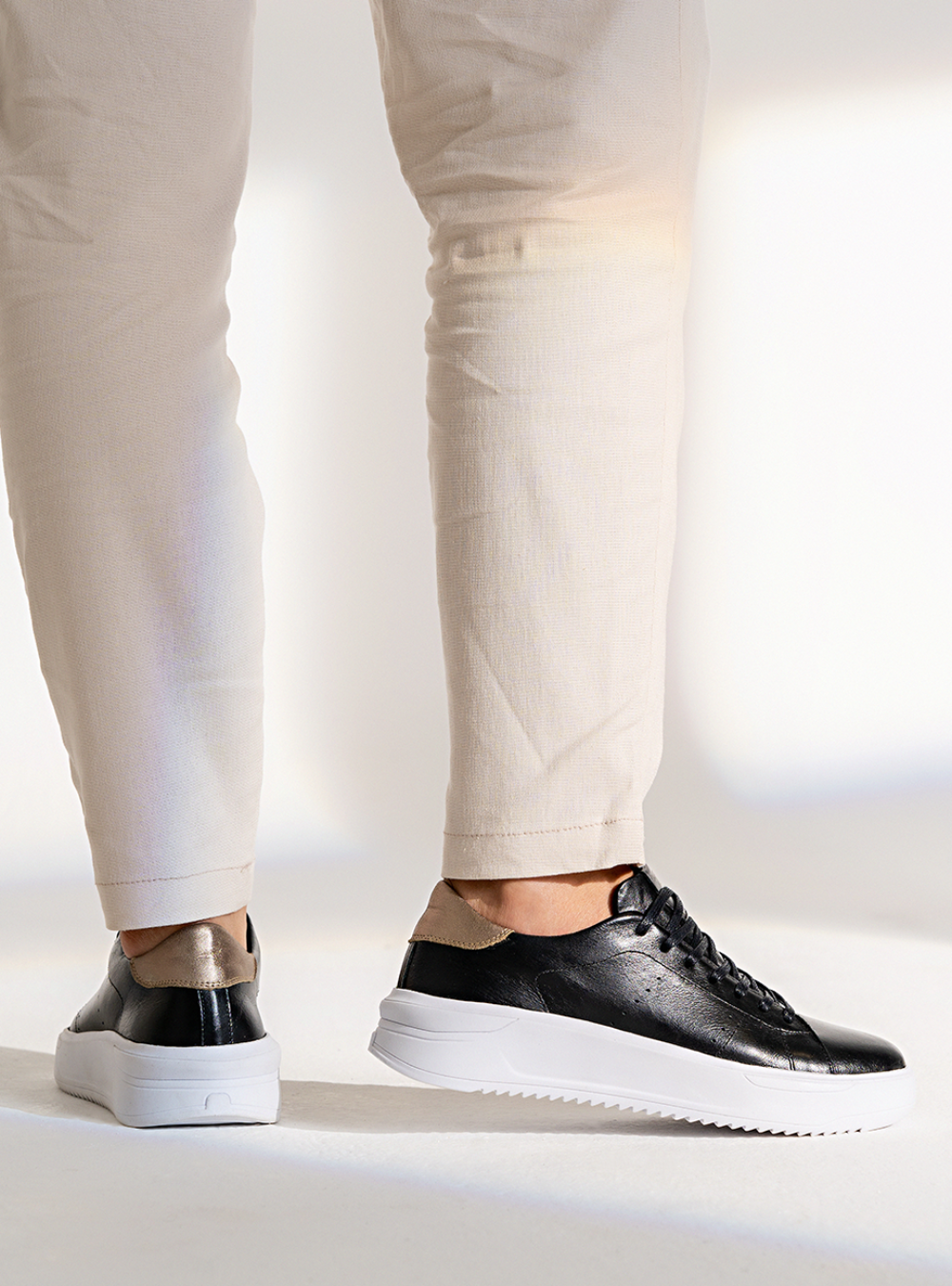 Tênis Couro Preto Detalhe Dourado Sport