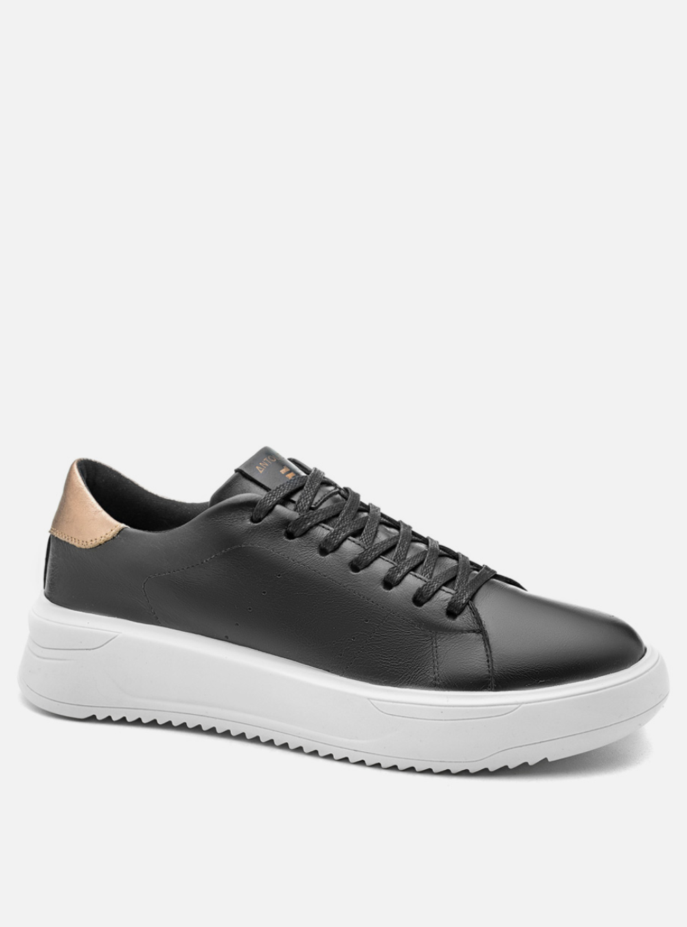 Tênis Couro Preto Detalhe Dourado Sport