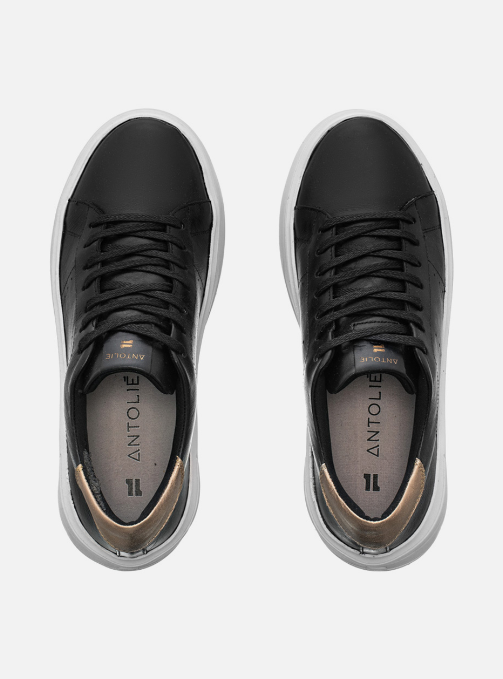 Tênis Couro Preto Detalhe Dourado Sport
